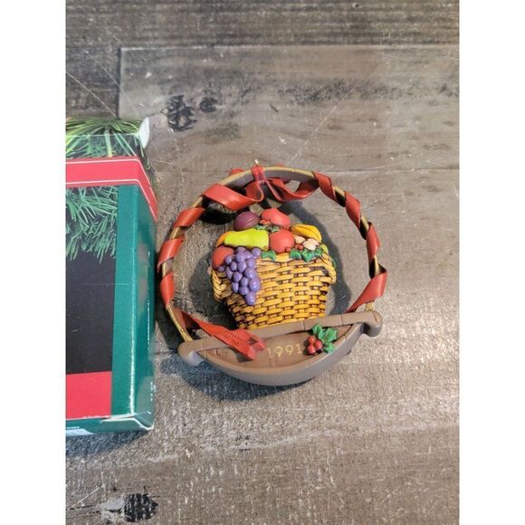 Hallmark Christmas welcome 1991 ornament Xmas decor - Picture 2 of 4